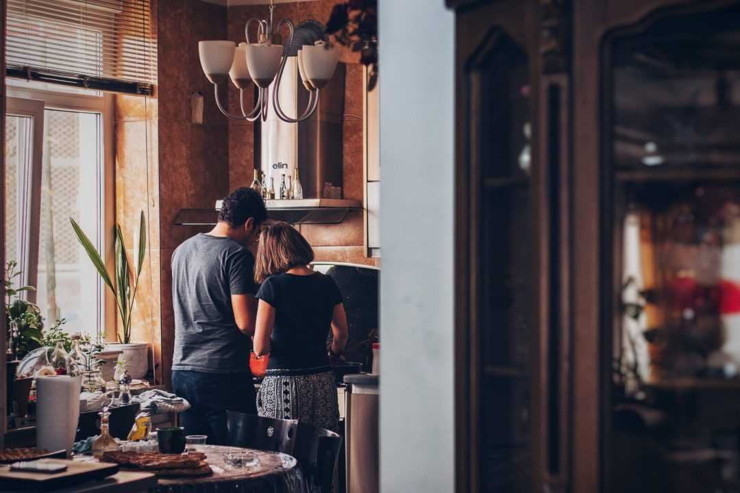 Evde Sıkılmadan Eşinizle Yapabileceğiniz 10 Aktivite