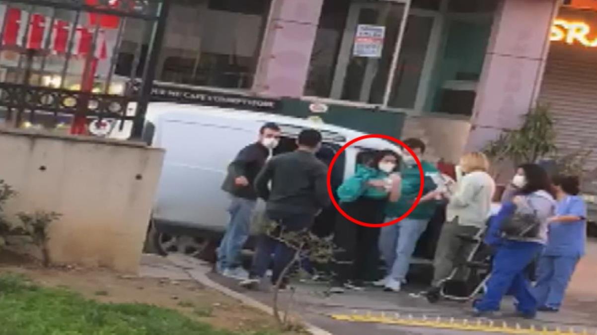 Hamile Kadın Araçtan İnemeyince Doktorlar Araçta Doğum Yaptırdı