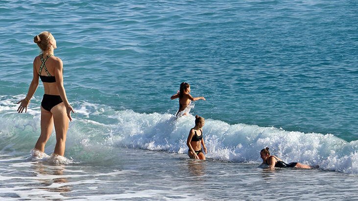 Sokağa Çıkma Yasağının Keyfini Turistler Çıkarıyor