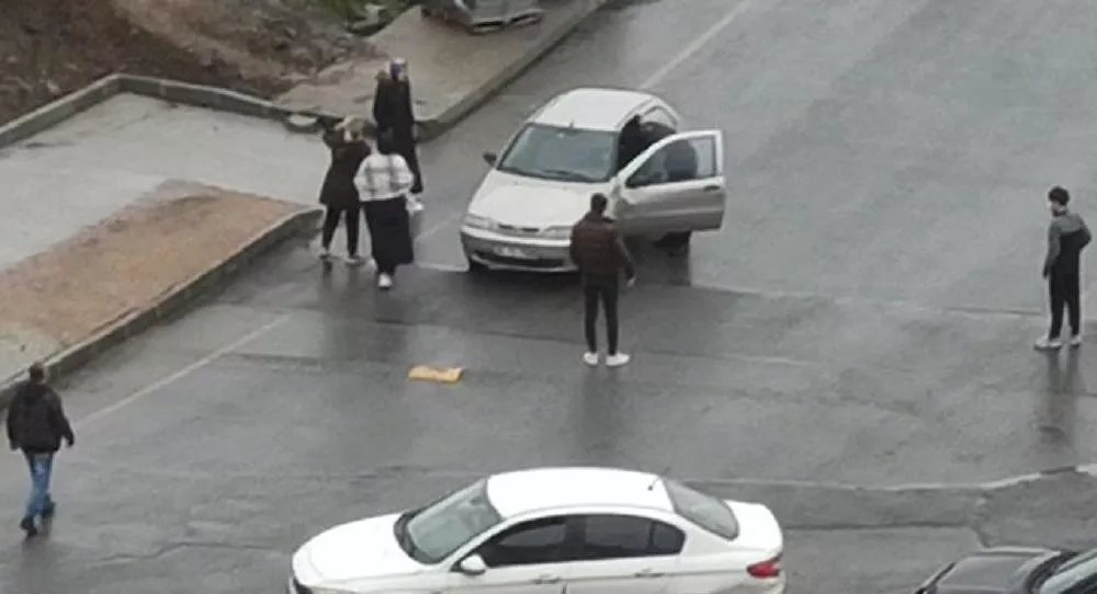 İstanbul’da Bir Kadını Kaçırmak İsteyen Şahsa Etraftakiler Engel Oldu