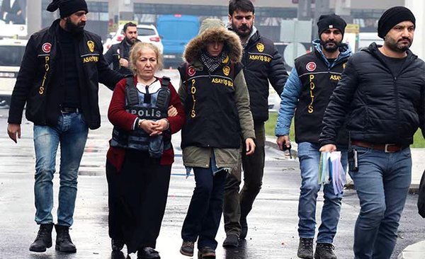 Sevgilisiyle Basılan Kadın Kocasını Öldürüp Cesedi Kapının Önüne Koydu