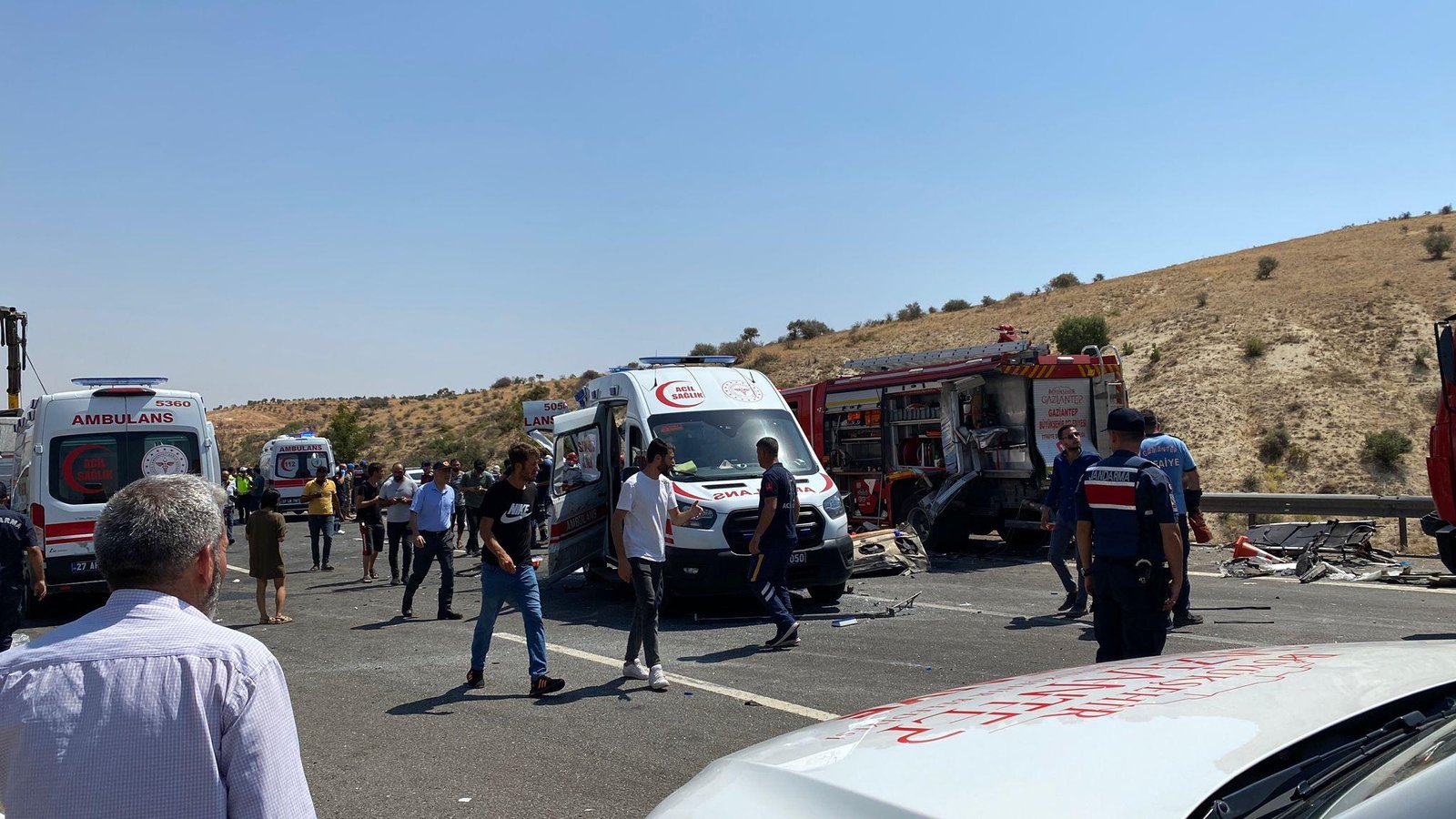 Otobüs, itfaiye, Ambulans ve Canlı Yayın Aracına Çarptı: 15 Ölü 22 Yaralı