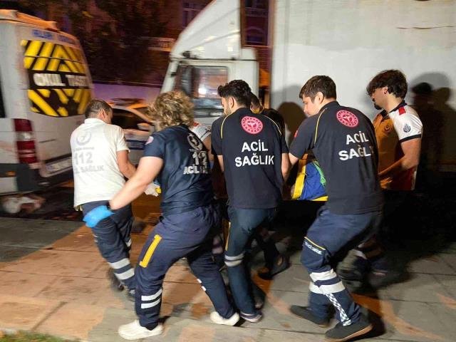 Otomobil Yan Yola Uçtu, Arabada Sıkıştılar: 5 ölü, 1 ağır yaralı