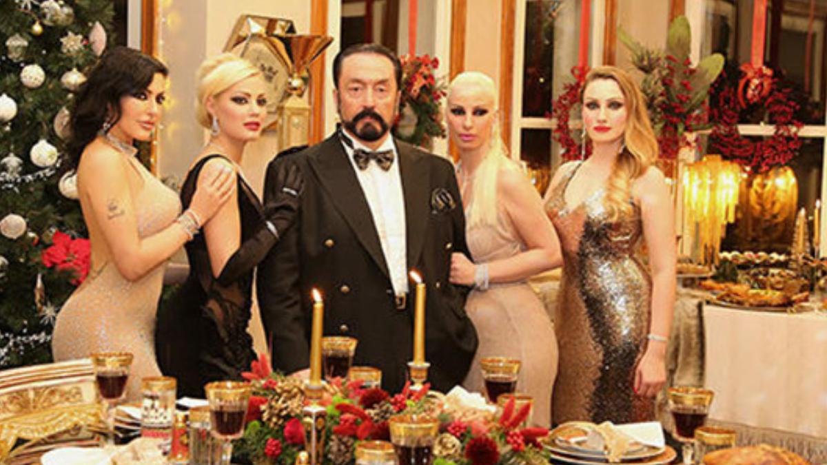 Adnan Oktar’ın Saçını Kokladı