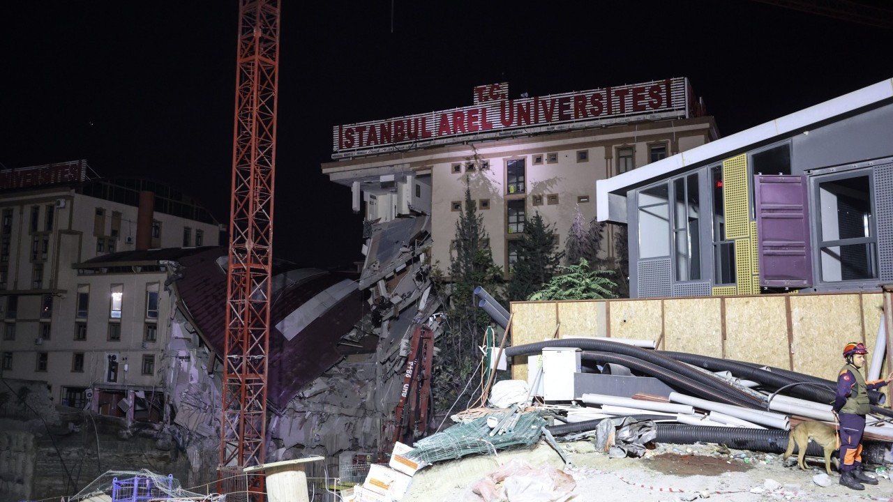 3 katlı özel üniversite binası çöktü