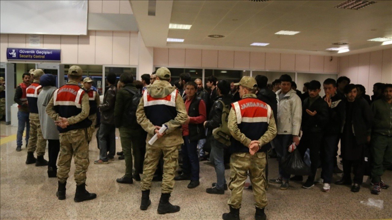 Jandarma: Bir haftada 2 bin 477 göçmen yakalandı