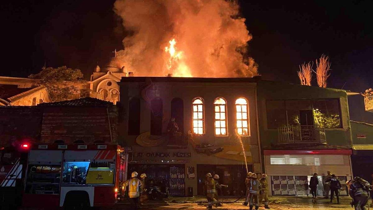 Balat’ta Korkunç Yangın: Oyuncak Müzesi Küle Döndü