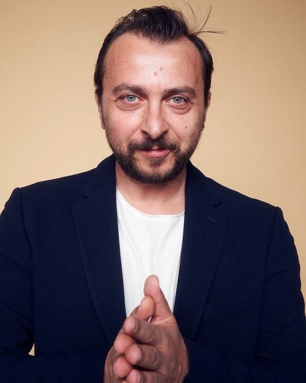 Ali Atay, HBO Max'in Yeni Kara Komedi Dizisinin Başrolünde!