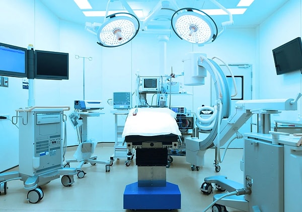 Ameliyattan Çıkıp Tuvalete Giderim Diyerek Oda Kapısından Şantajlı Bir İlişkiye Karışan Doktor Yakalandı