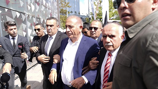 CHP Lideri Özgür Özel, İlk Kez Tartışmalı İl Başkanlığı Binasına Geldi