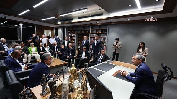 CHP Lideri Özgür Özel, İlk Kez Tartışmalı İl Başkanlığı Binasına Geldi