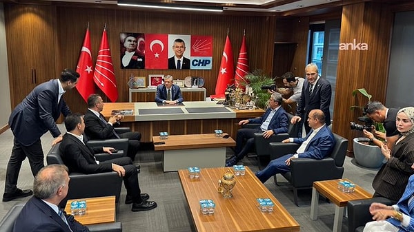CHP Lideri Özgür Özel, İlk Kez Tartışmalı İl Başkanlığı Binasına Geldi