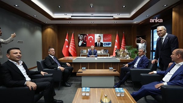 CHP Lideri Özgür Özel, İlk Kez Tartışmalı İl Başkanlığı Binasına Geldi