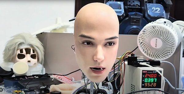 Çin’de Üretilen İnsansı Robot Yüzüyle Şaşkınlık Yaratan Gerçek İnsan Gibi