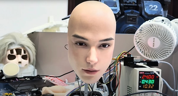 Çin’de Üretilen İnsansı Robot Yüzüyle Şaşkınlık Yaratan Gerçek İnsan Gibi
