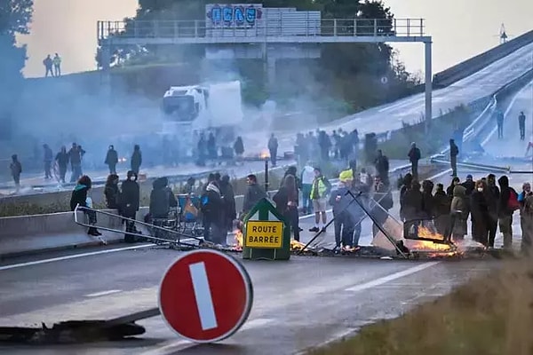 Fransa'da Hükümet Devrildi: Halk Sokaklarda, 200'den Fazla Gözaltı