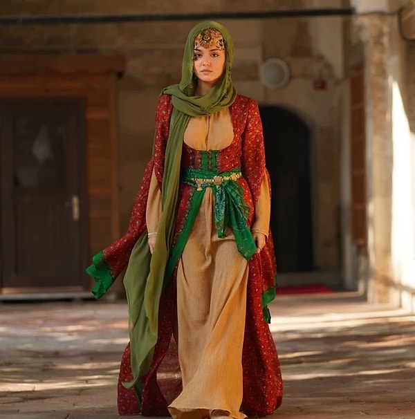 Hiç Gördüğünüz Gibi Değişen Hande Erçel: Mest-i Aşk Filminin Vizyona Hazırlanan İmajı İnternetin Beğenisini Topladı