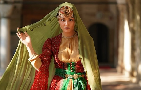 Hiç Gördüğünüz Gibi Değişen Hande Erçel: Mest-i Aşk Filminin Vizyona Hazırlanan İmajı İnternetin Beğenisini Topladı