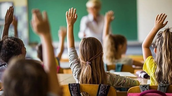 İlk Ders Kaçta Başlıyor? 8 Eylül Pazartesi İstanbul'da Dersler Saat Kaçta