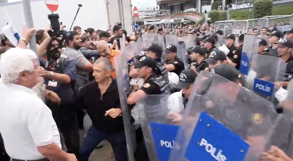 İstanbul CHP binasında polis müdahalesi: bir kişi biber gazından etkilendi