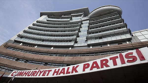 İstanbul CHP İl Kongresi’nde Gergin Anlar ve YSK’nın Acil Toplanma Kararı