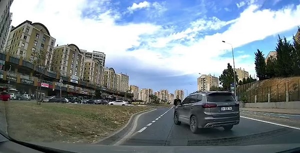 İstanbulda Trafik Şoku: Önüne Kırdı, Araçtan İndi ve Zehir Zemberek Sürüş