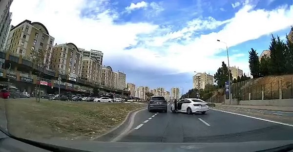 İstanbulda Trafik Şoku: Önüne Kırdı, Araçtan İndi ve Zehir Zemberek Sürüş