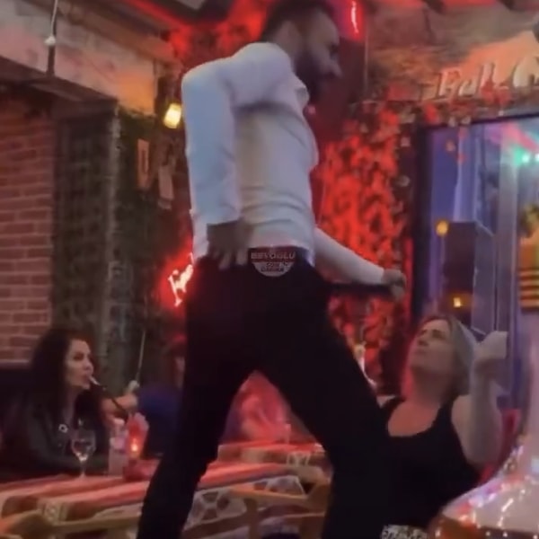 İstanbul’daki Mekanda Kadın Turistlere Erotik Şov Yapan Erkek Gözaltına Alındı