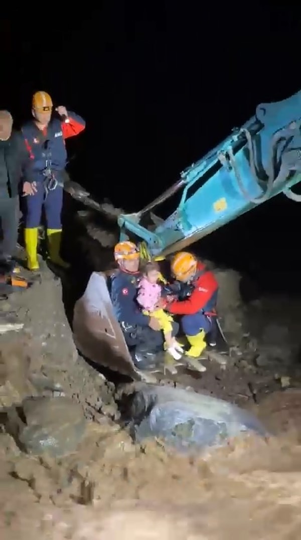 Kentte Can Pazarı: Sağanakta Sel ve Köprü Yıkımıyla Kurtarma