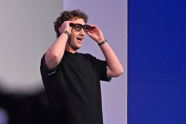 Meta’nın Yeni Akıllı Gözlüğü Tanıtırken Mark Zuckerberg Zor Anlar Yaşadı: Büyük Rezalet!