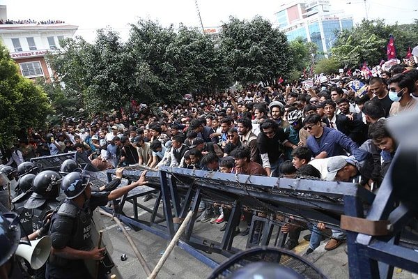 Nepal’de Şiddetli Protestolar: Eski Başbakanın Eşi Yanarak Hayatını Kaybetti