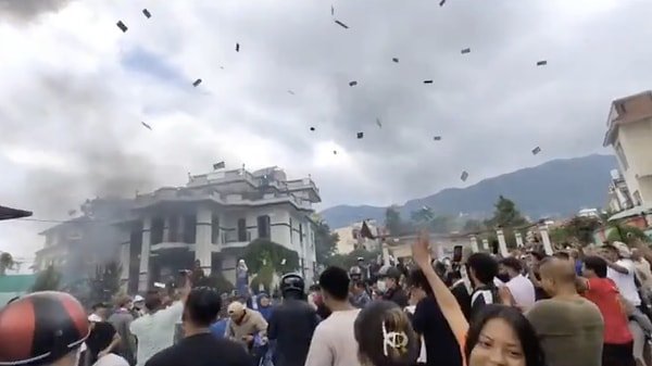 Nepal’de Tansiyon Zirve Başlığı ve Protesto Olayı