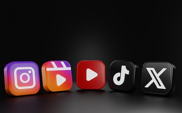 Oğuzhan Uğur'dan X, Instagram, YouTube, TikTok ve WhatsApp'taki Erişim Sorununa Tepki: Kriz Anında Fikirleri