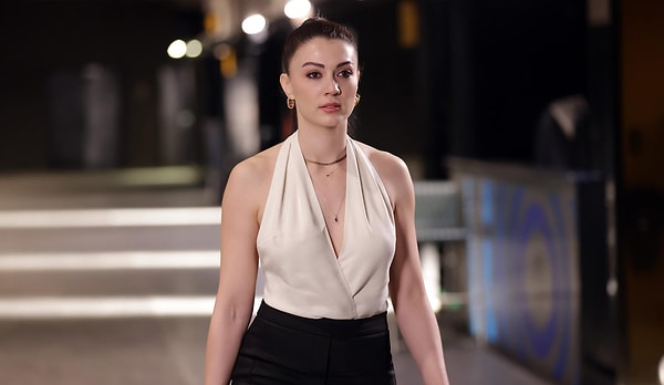 Organize İşlerle Anlaşan Burcu Özberk, Ezgi Molanın Gelişiyle Kadrodan Ayrıldı: Özel Haber