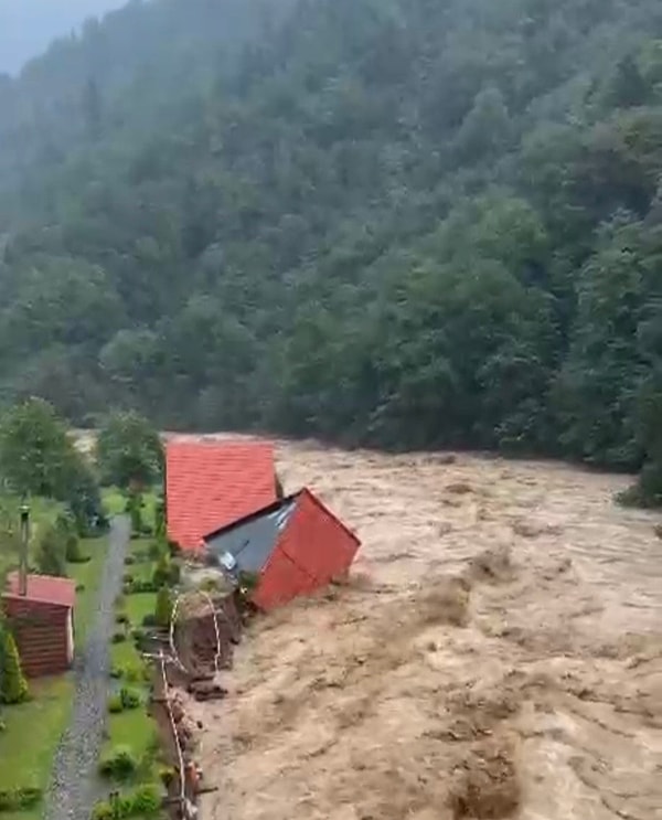 Rizede Bungalovlar Selde Kayıp Anlar Kamerada