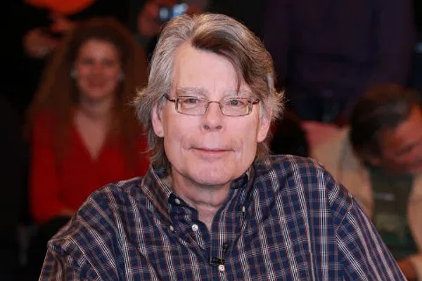 Stephen King’in Netflix Tavsiyesi: Zombi Hikayeli Diziyi Övmelere Doyamadı!