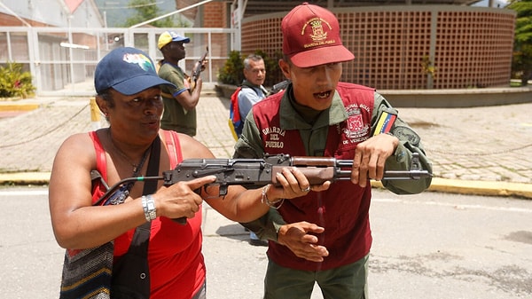 Trump Venezuela’da Halkı Silahlandırdı: Sokaklar İldi
