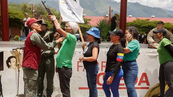 Trump Venezuela’da Halkı Silahlandırdı: Sokaklar İldi