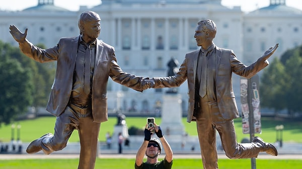 Washington'da Kriz: Trump ve Epstein'in Elele Pozlu Heykeli