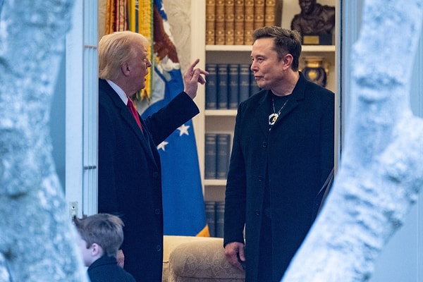 Washington'da Kriz: Trump ve Epstein'in Elele Pozlu Heykeli
