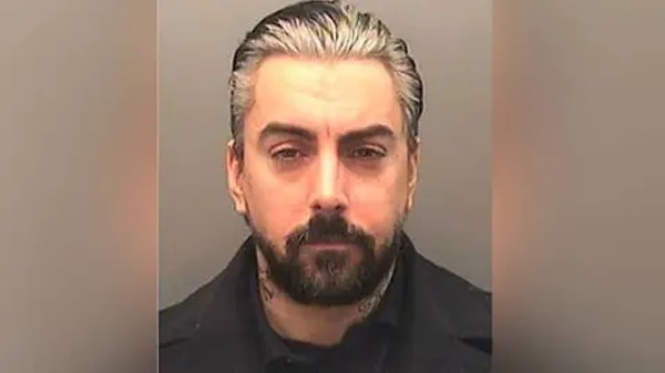 29 Yıllık Hapis Cezası Olan Pedofili Rock Şarkıcısı Ian Watkins Cezaevinde Öldü
