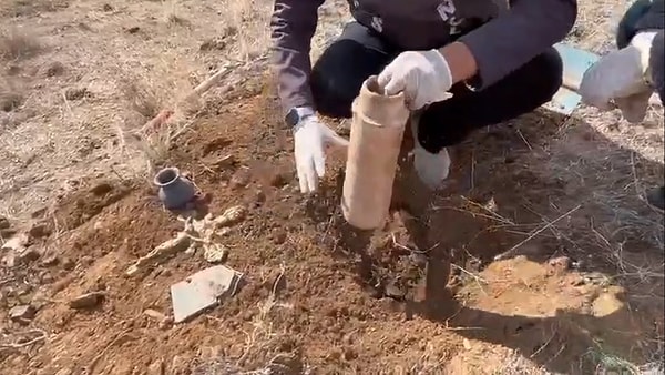 Çetesinin Oyunu: Vatandaşları Dolandıran Değersiz Metaller ve Gömülen Sıralar