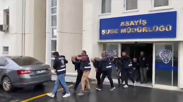 Çetesinin Oyunu: Vatandaşları Dolandıran Değersiz Metaller ve Gömülen Sıralar