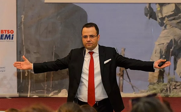 Dar Gelirliye Özgürlük Şarkısı: Özgür Demirtaş Kitleyle İsyanda — İş İnsanı ve Beyaz Yaka Değilsen Çıkın!