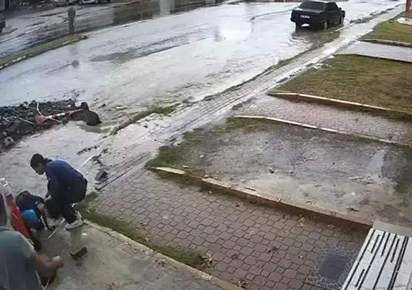 Hataylı Lise Öğrencisi Yağışlı Çukura Düştü: Yağmurda Bisiklet Kazası