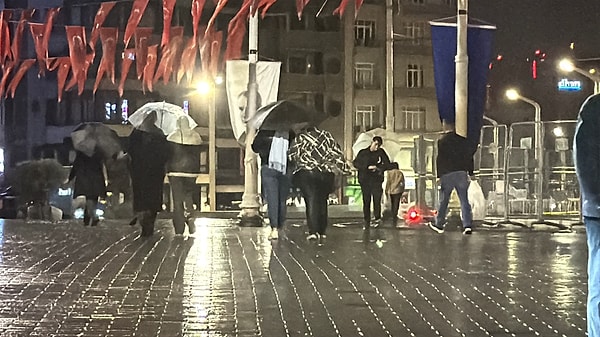 İstanbul’da Gece Şimşekler Aydınlattı | 25 Ekim Hava Durumu