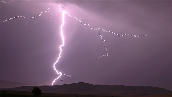 İstanbul’da Gece Şimşekler Aydınlattı | 25 Ekim Hava Durumu