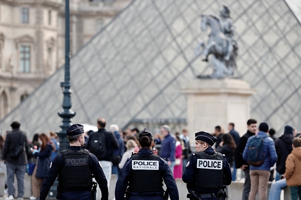 Louvre Soygunu: Değerli Mücevherler Müzedeki İddia