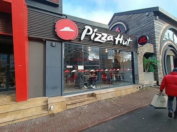 Pizza Hut İflas Eşiğinde: 1200 İşten Çıkarılacak, 68 Restoran Kapanıyor