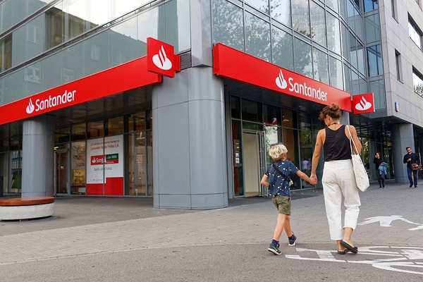 Santander 76 Şubeyi Kapatıyor: Avrupa’nın Büyük Finans Kuruluşu